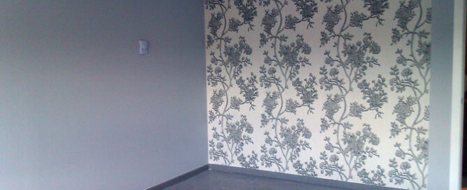 tecnica para empapelar paredes